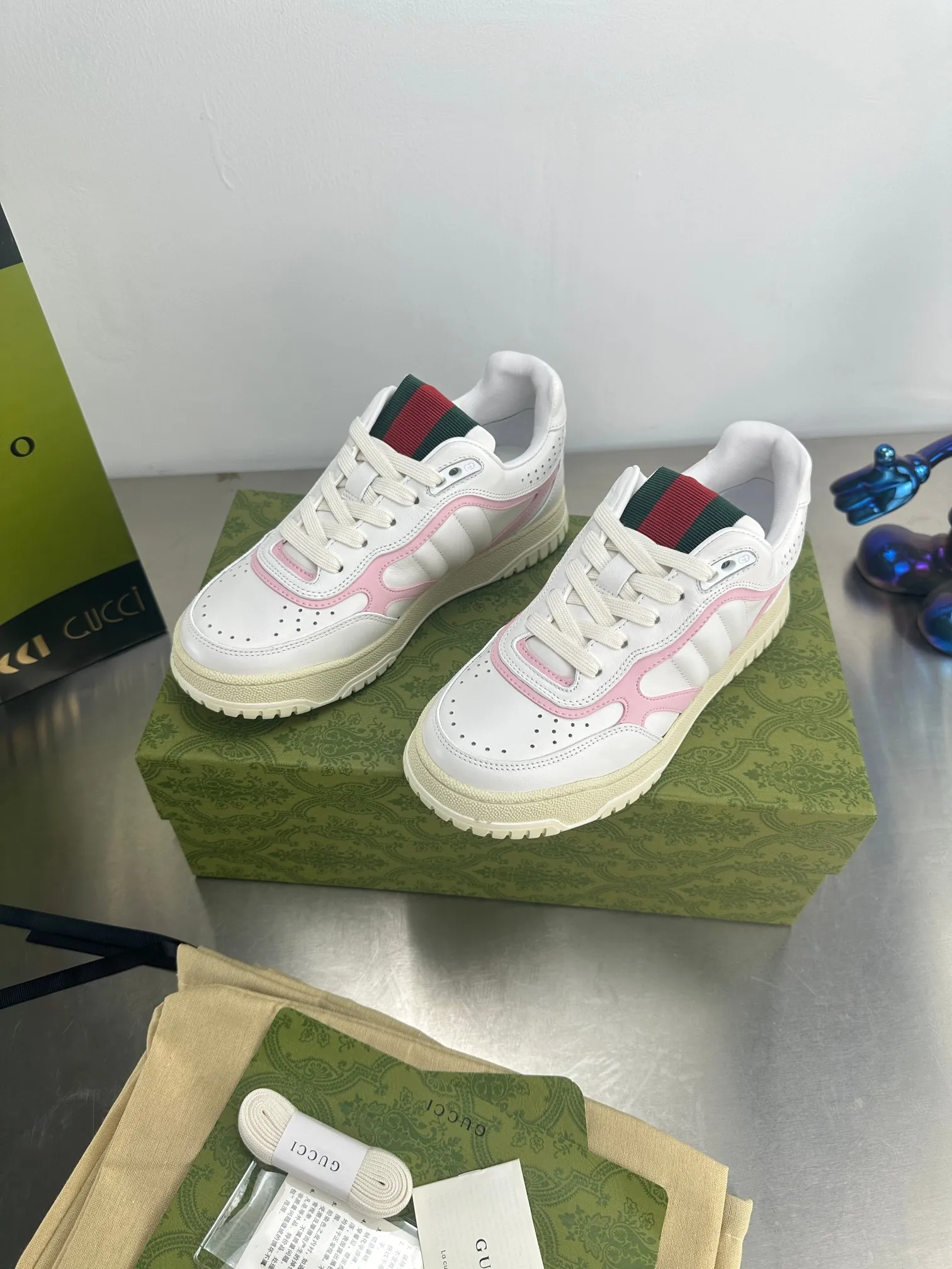 👟👟Ex-factory price 600👟👟 Gucci's latest hot-selling series of high and low-cut distressed couple's sneakers are shipped. The original version is purchased, developed and manufactured. This high-low top sneaker adopts a basketball-style silhouette design, cleverly integrated with hollow panels and distressed effects, showing its unique ingenuity. The ingenuity incorporates brand logo details such as interlocking Double G styling accessories and Gucci lettering, a low-key tribute to the brand's design heritage. Exquisite packaging at the delivery counter 🛍📦 ▪️ Fabric: Original customized imported first-layer cowhide ▪️ Inner lining: Imported first-layer cowhide ▪️ Sole: Original molded TPU sole ▪️ Sole thickness: 3cm ▪️ Size: 35-46 (Male 38 46 customized)